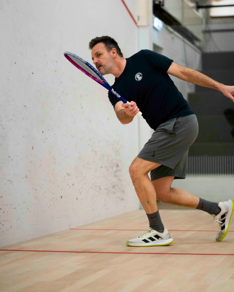 Man playing squash with Vadetep squash racket